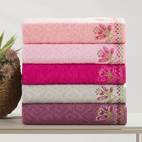 Cinco toalhas empilhadas com barrado bordado de flores, nos tons rosa, pink, cinza e roxo