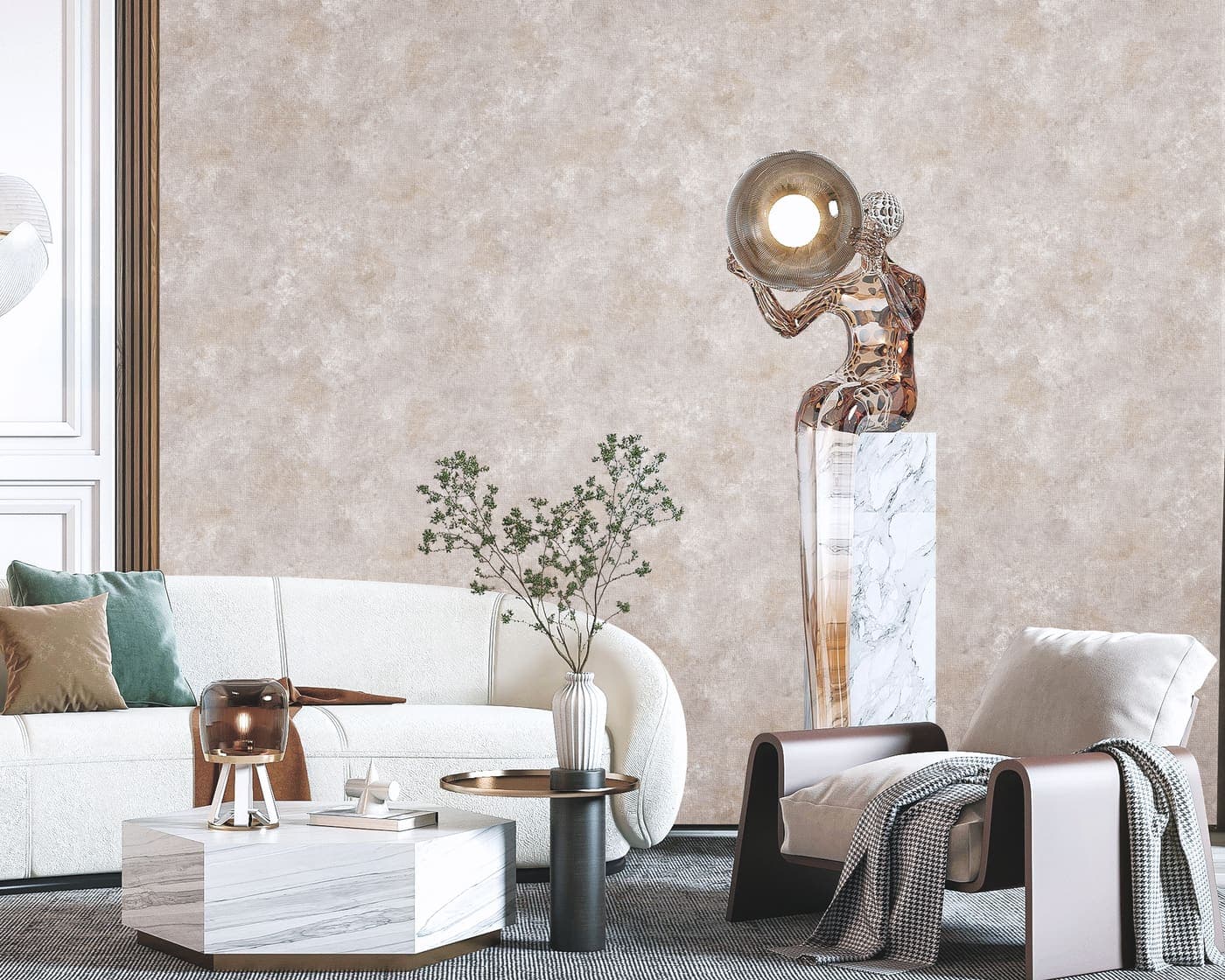 Sala de estar com papel de parede de efeito marmorizado rosado, sofa branco e escultura sobre pedestal de marmore