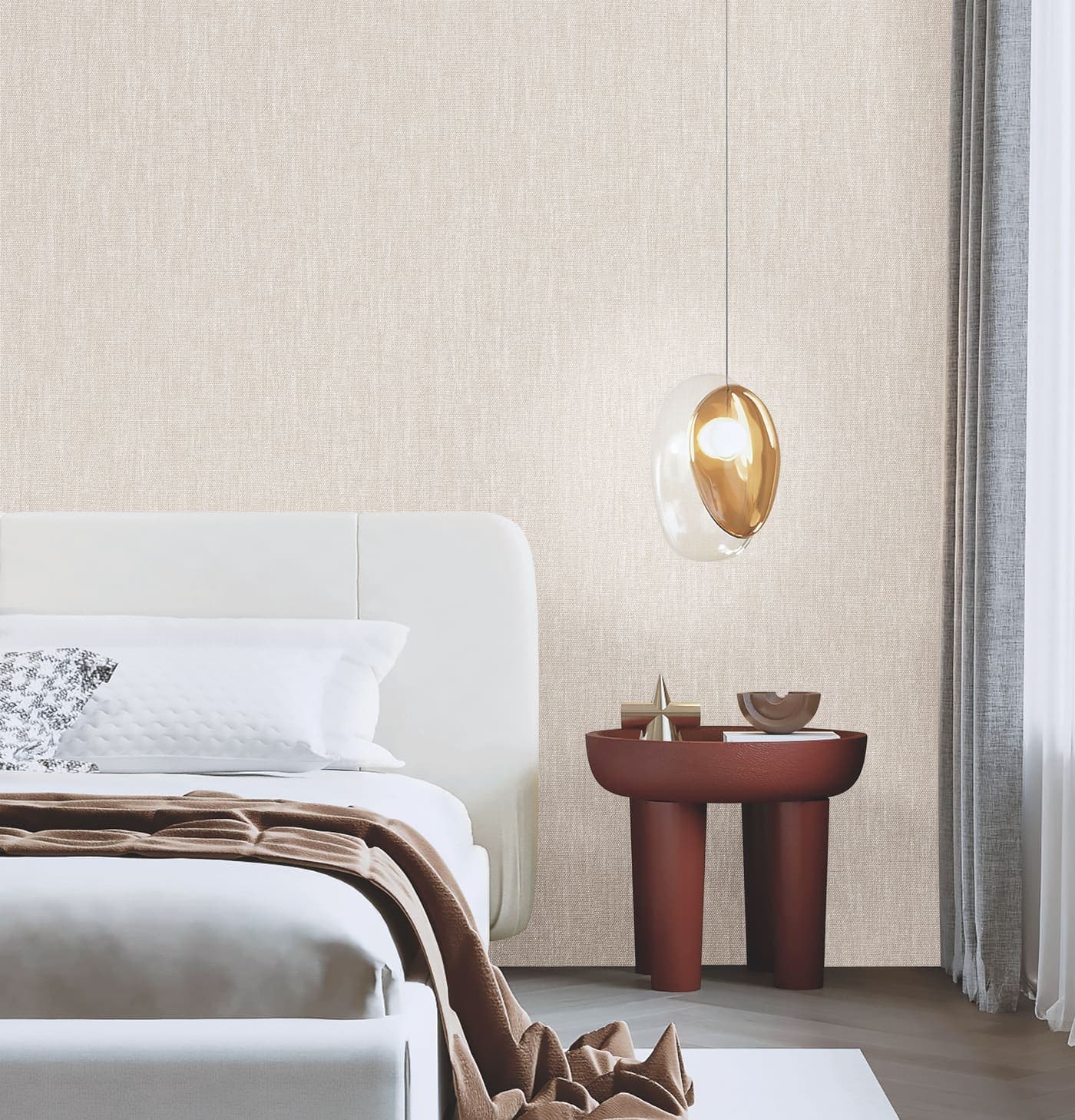 Quarto com papel de parede de trama fina em tom creme, cabeceira estofada branca e mesa lateral bordo