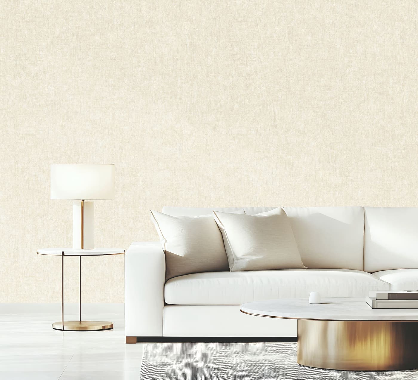 Sala com papel de parede creme liso, sofa branco e mesa de centro redonda dourada