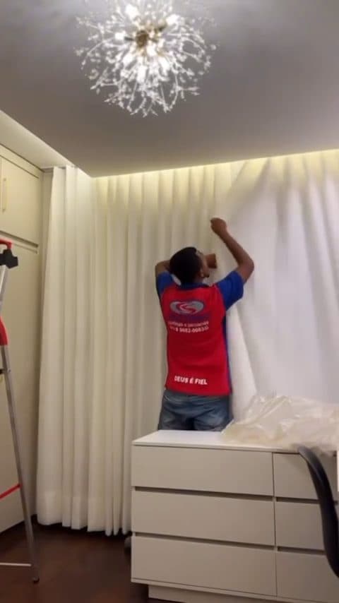 Vídeo dividido ao meio comparando a janela do quarto sem cortina e depois com cortina instalada